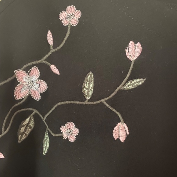 H&M cropped top in black with floral embroidery, size M - Picture 3 of 5